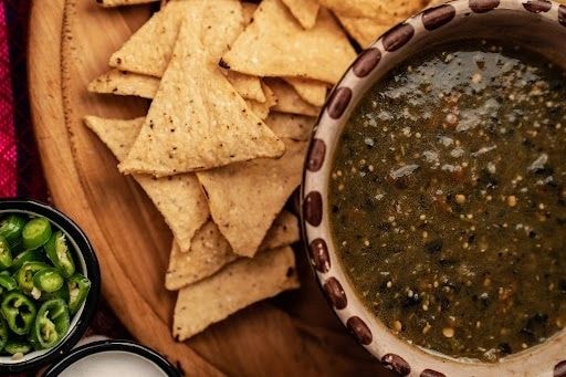 Tortilla chips with green salsa — fresh Gringo Foods ingredients